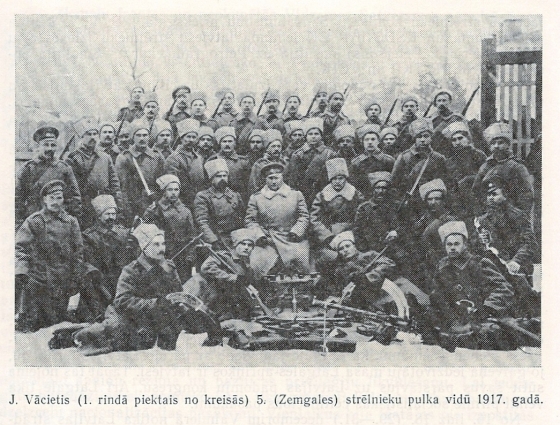 Вациетис среди стрелков 5-го Замгальского полка, 1917г.