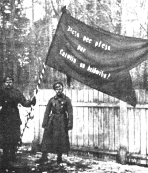 8. Valmieras latviešu strēlnieku pulka ložmetējkomandas pirmais karogs 1917. g. marta revolūcijas dienās. 