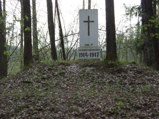 Золотая горка под Медуме (недалеко от Даугавпилса). Памятник воинам русской 5-й армии, погибшим в 1915-1917 г.г. при обороне Двинска (установлен в годы 1-й Латвийской республики). 