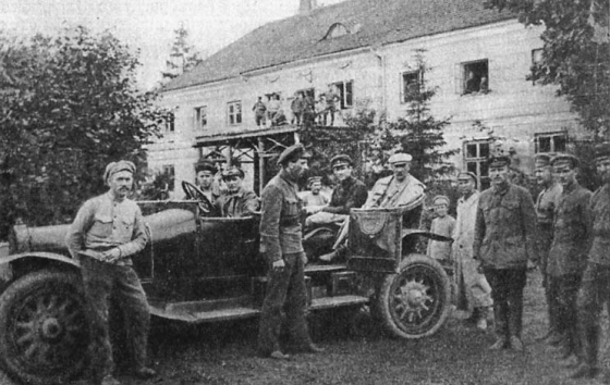 Начальник Латышской стрелковой дивизии А. Мартусевич (в штатском) в штабной автомашине