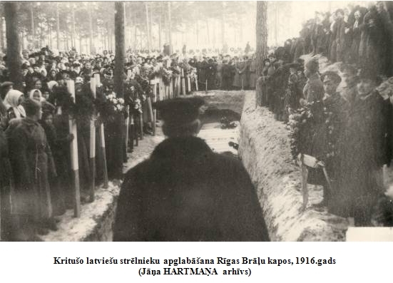 Krituso latviesu strelnieku apglabasana Rigas Bralu kapos, 1916