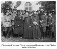 Bermonts ar saviem virsniekiem un pareizticīgo priesteriem 1919. gada vasarā.