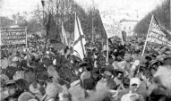 Viena no grandiozākajām kareivju manifestācijām Rīgā 1917. g. marta revolūcijas sākumā, kur lielā pārsvarā bija plakāti un karogi, kas apliecināja uzticību pirmajai Pagaidu valdībai.